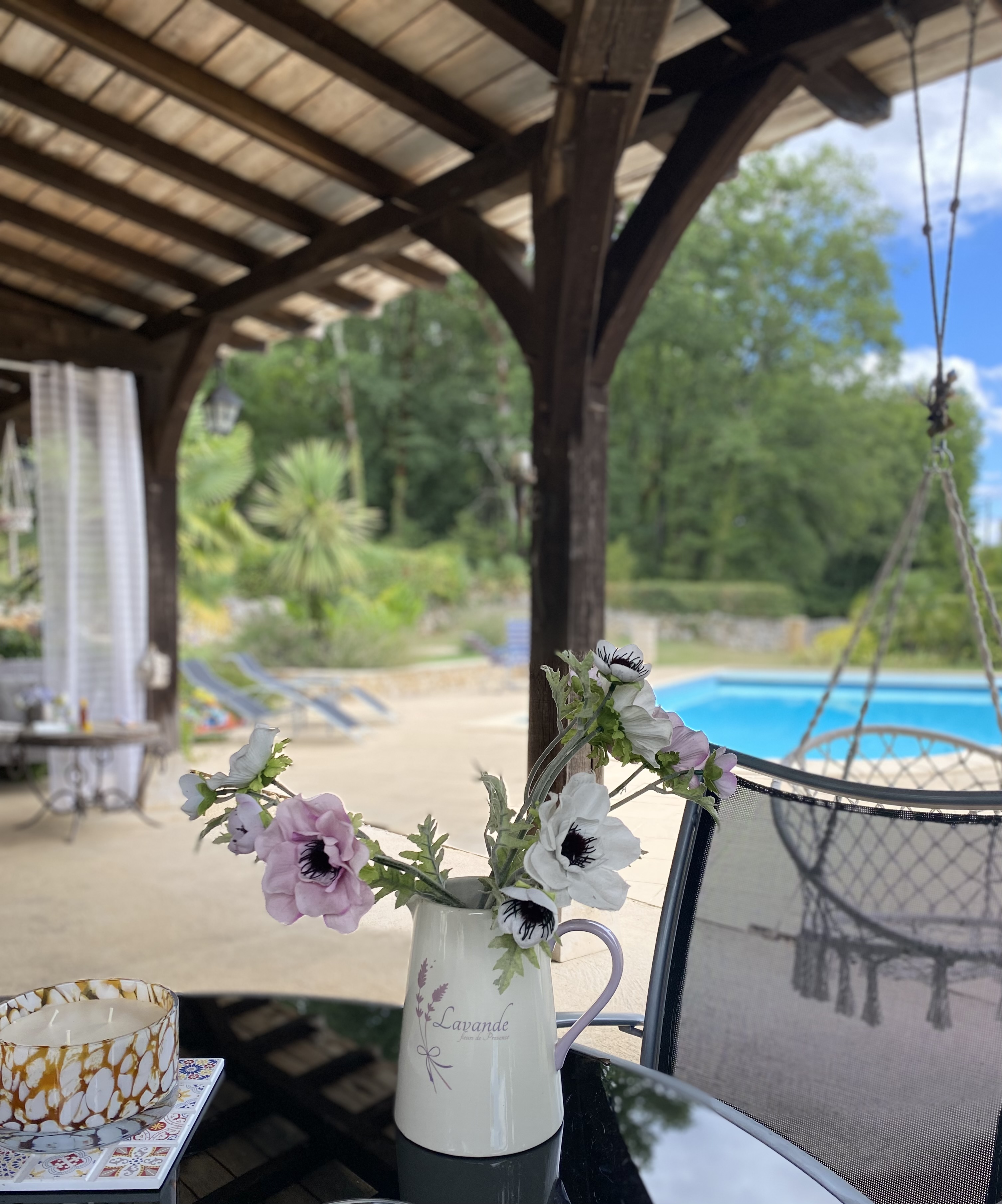 Vue sur la pîscine de la maison La Chenaie à SOrge
